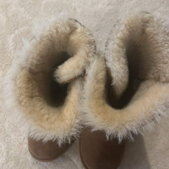 Ugg Girls' Bailey Button Triplet II Boots (Youth) - Picture 5 of 5